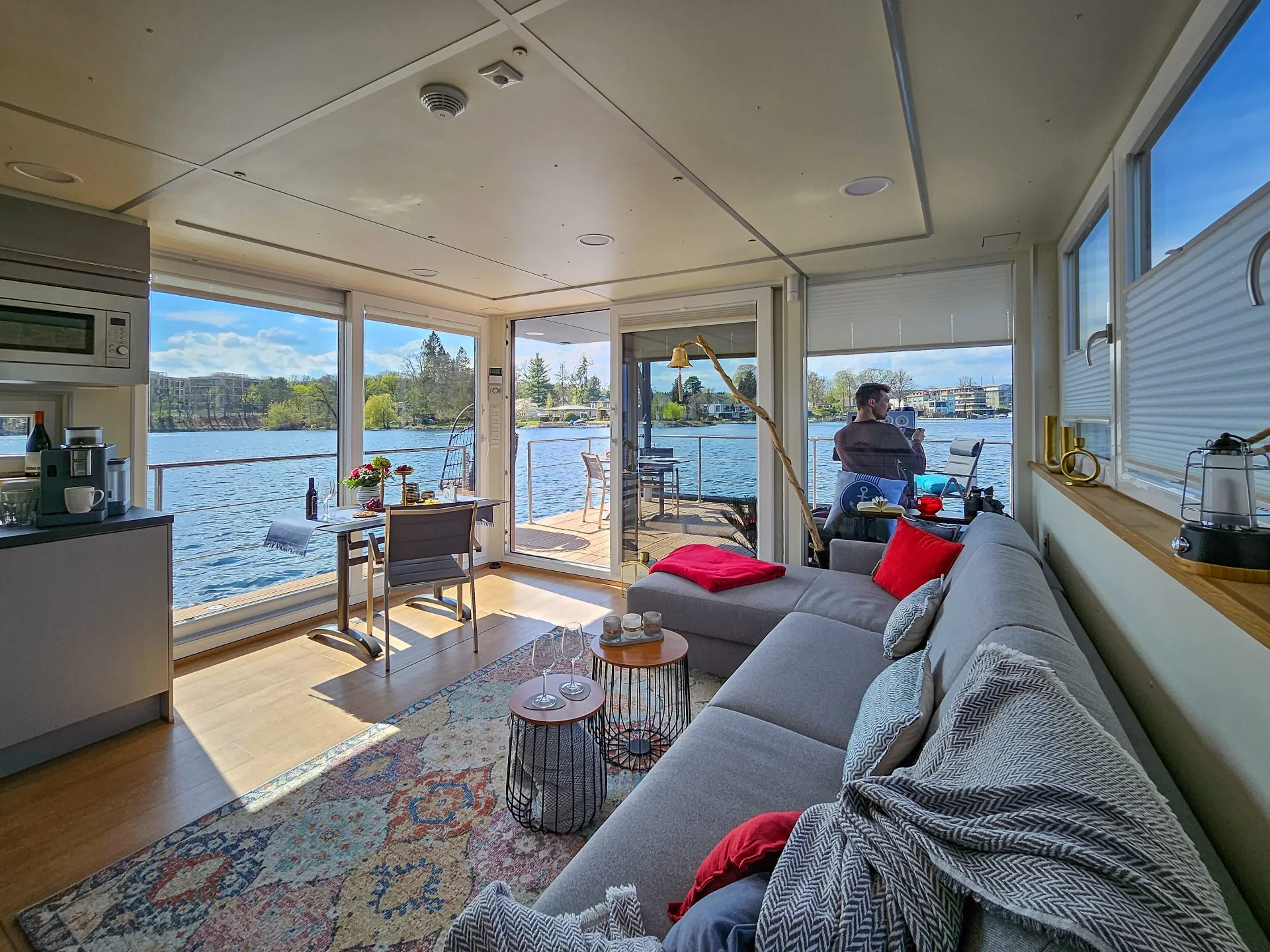 Wohnbereich mit Panoramafenster und Blick auf die Havel