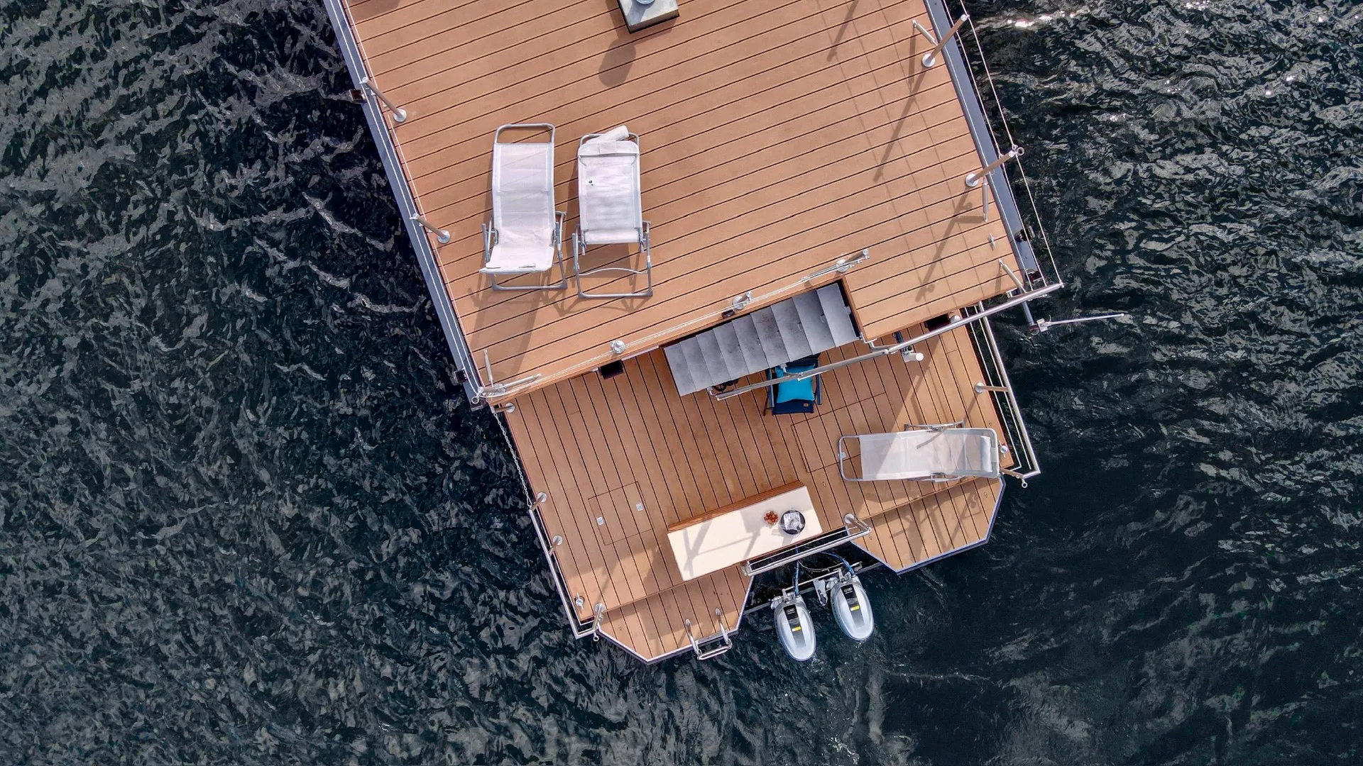 Drohnenaufnahme vom Sonnendeck des Hausboots auf der Potsdamer Havel