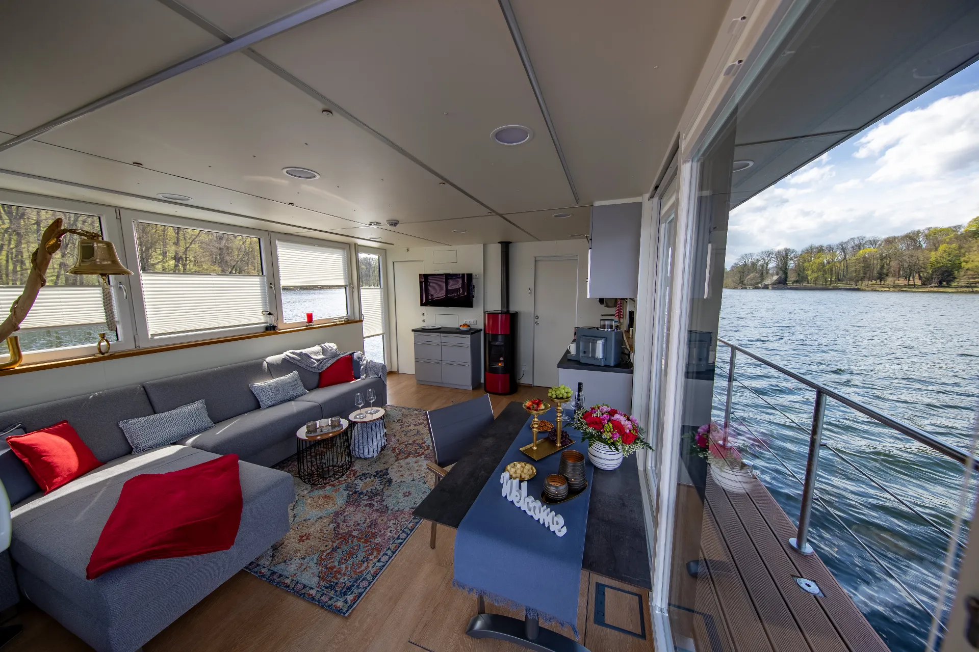 Gemütlicher Wohnbereich mit direktem Wasserblick