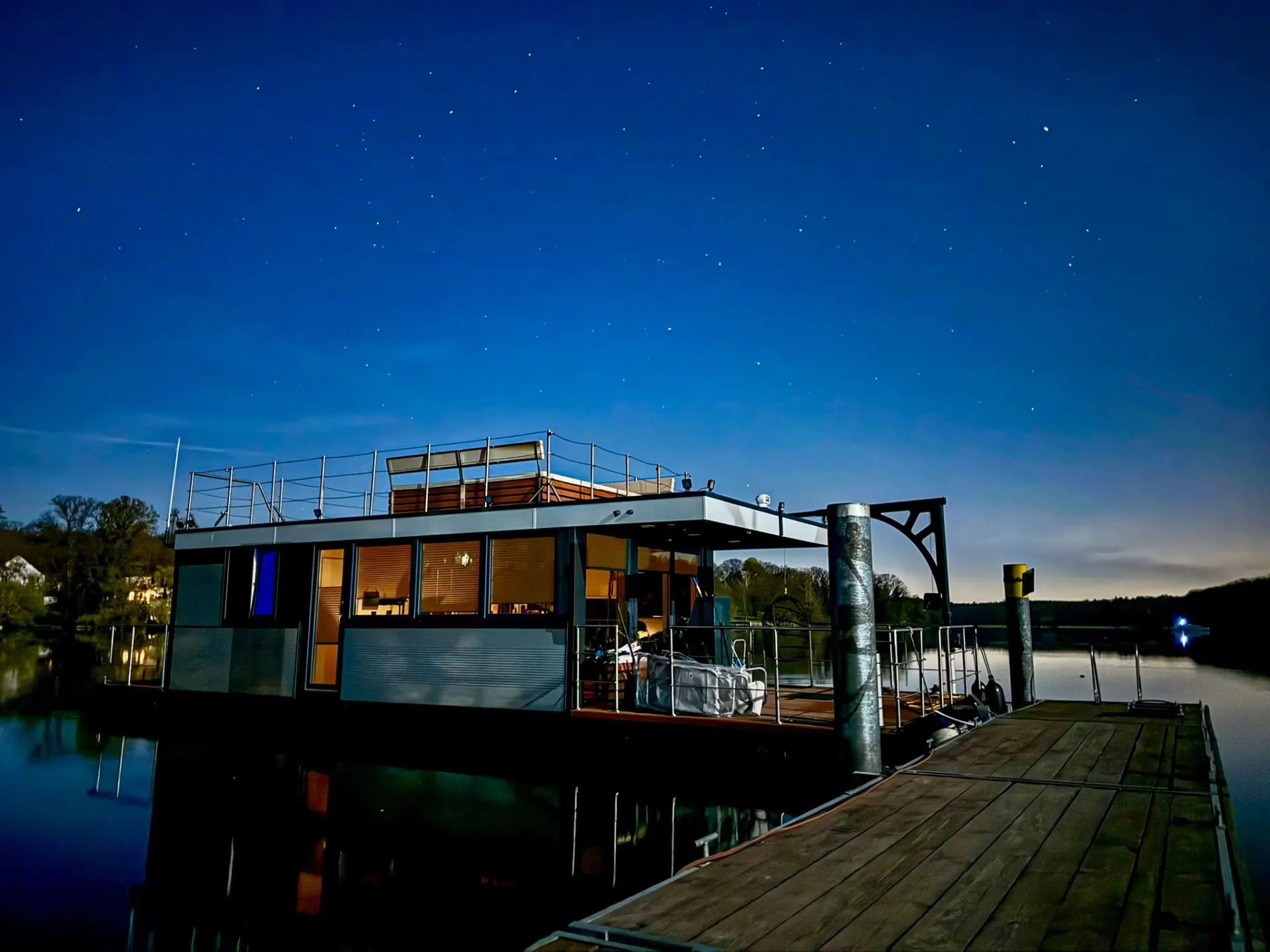 Hausboot Berliner Insel bei Nacht am Jungfernsee Potsdam