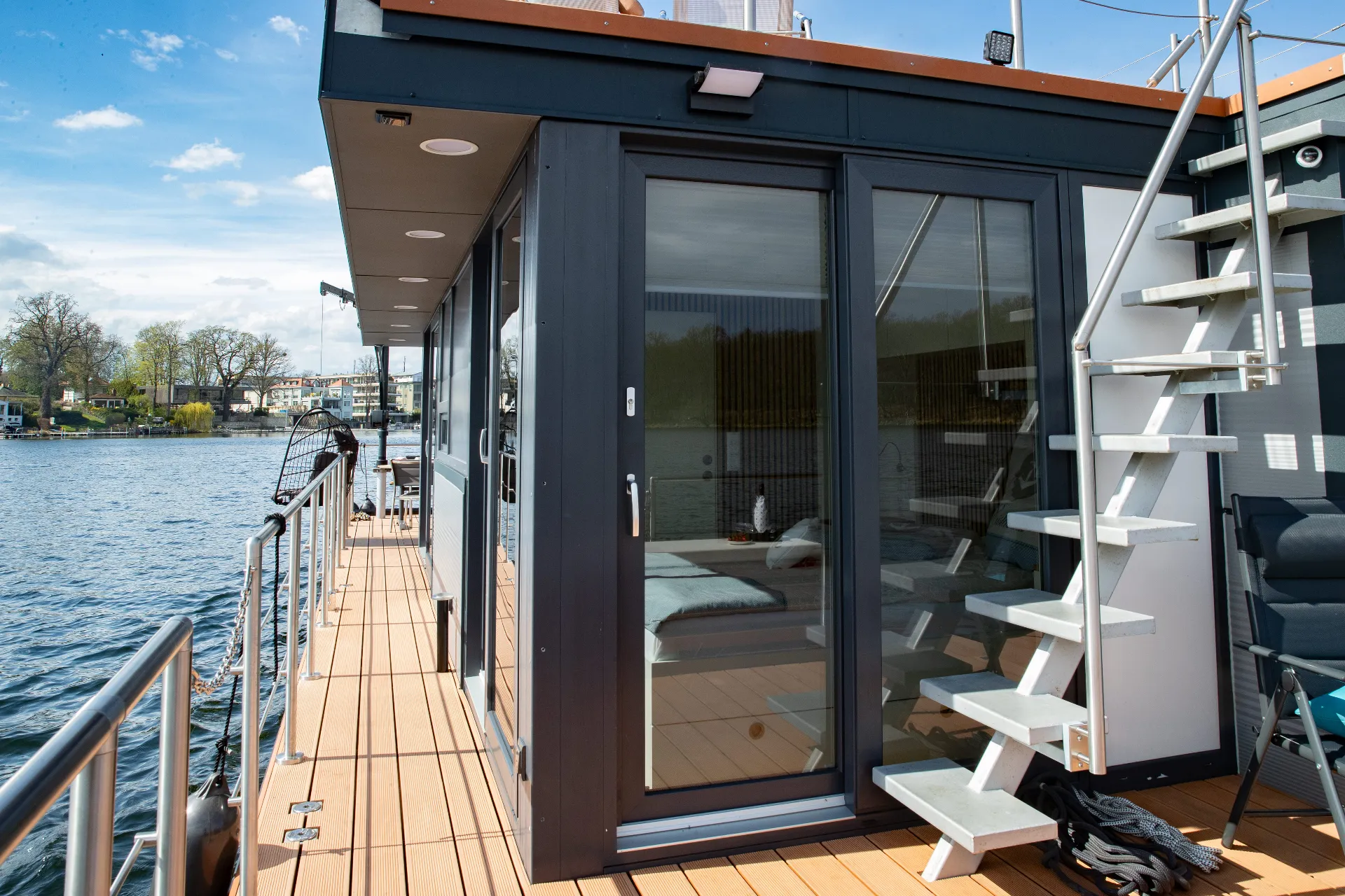 Eingangsbereich mit Blick auf den Wohnbereich des Hausboots