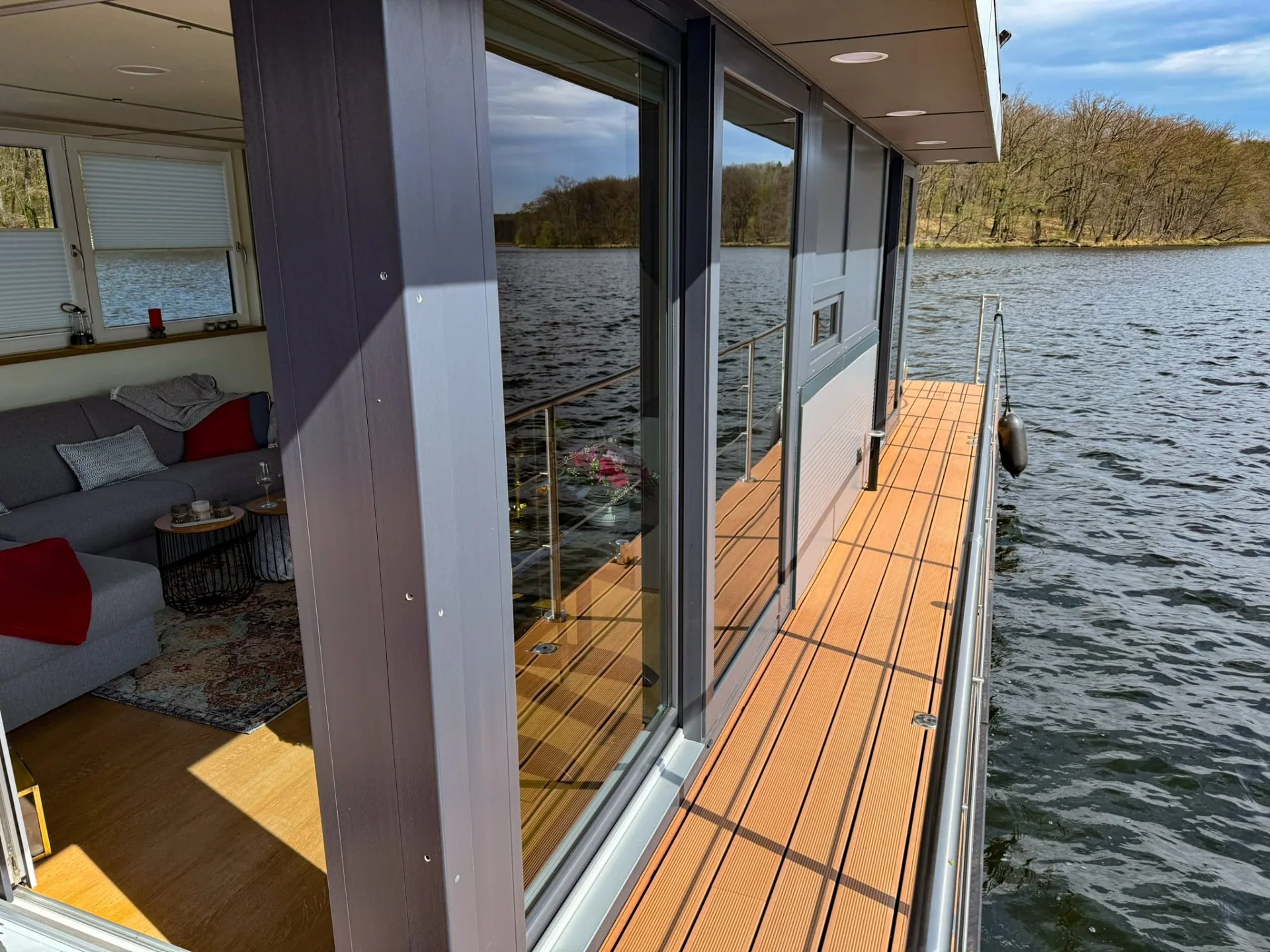 Durchgang zum Sonnendeck des Hausboots Berliner Insel