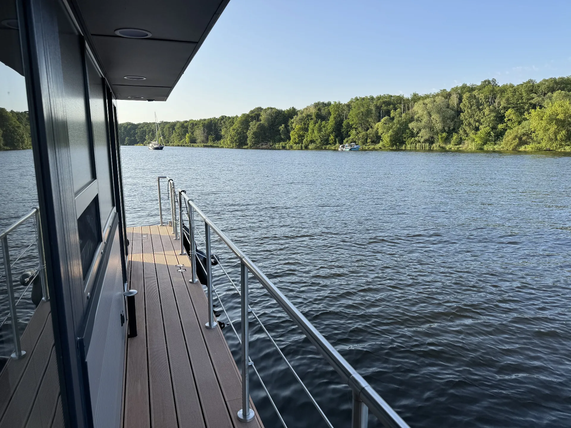 Blick vom Sonnendeck der Berliner Insel auf die ruhige Havel