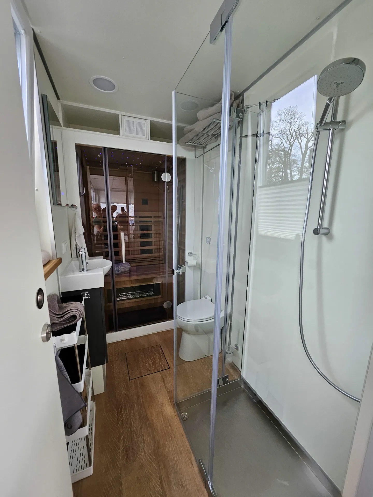 Modernes Badezimmer mit Infrarotsauna auf dem Hausboot